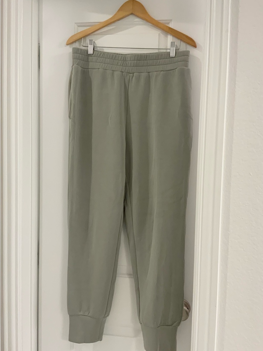 NWT Varley Sage Green Slim Cuff Pants, sz XL